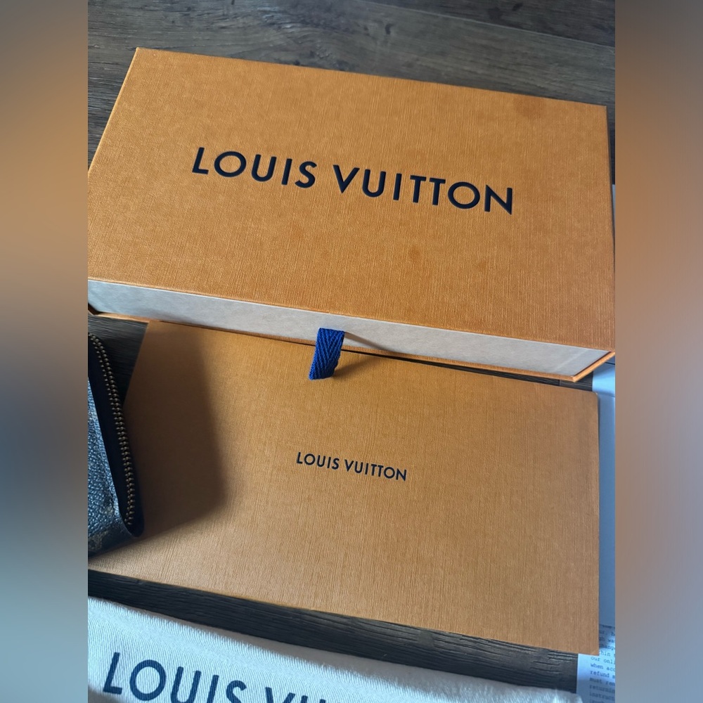 LOUIS VUITTON-AUTHENTIC (Preowned) Signature Coated Canvas Wallet - Picture 5 of 17